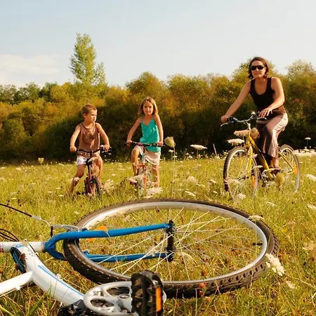 Camping Les Rives Du Lac Camping 4*