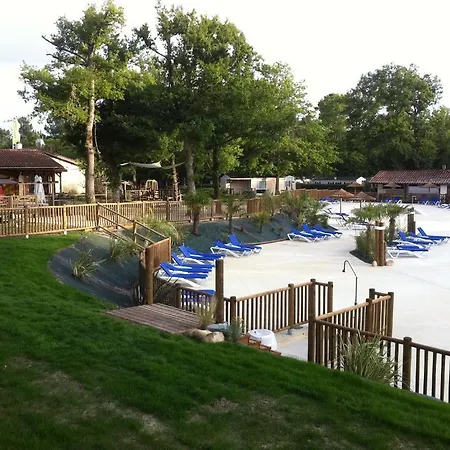 Camping Les Rives Du Lac 4*
