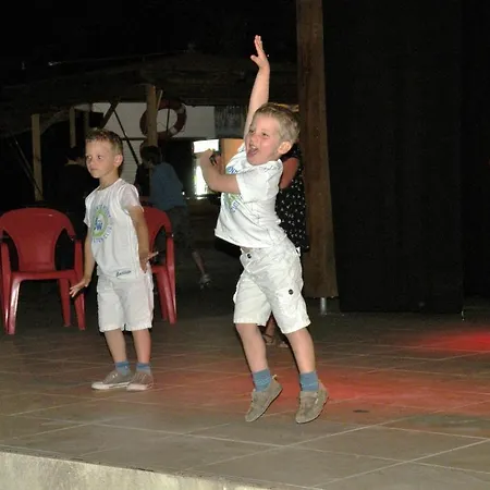 Camping Les Rives Du Lac