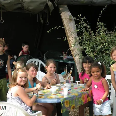 Camping Les Rives Du Lac אתר קמפינג
